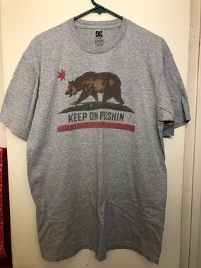 DC Gray 'Keep On Pushin' Bear Graphic Tee Size L